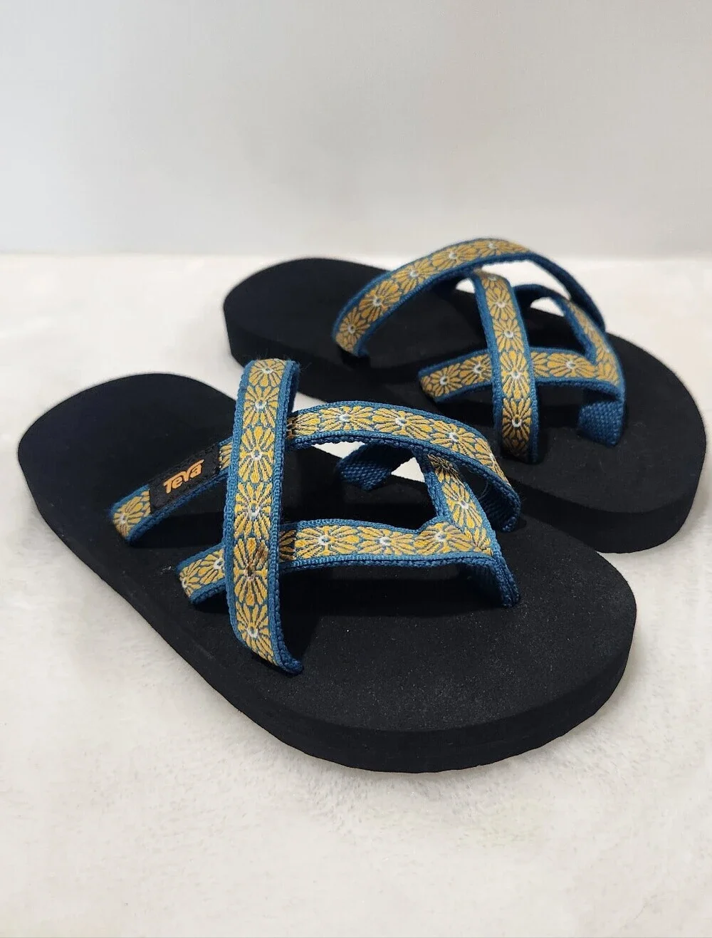Teva Olowahu Flower Loom Blue Yellow Multi Flip Flop Sandals Girls Size 11